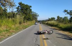 motorista-dorme-ao-volante,-bate-em-moto-e-deixa-piloto-e-garupa-feridos-em-divinopolis