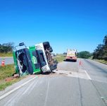 motorista-e-socorrido-apos-caminhao-tombar-na-br-381,-em-oliveira