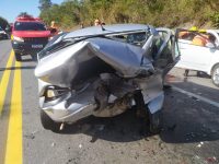 acidente-entre-tres-carros-deixa-feridos-na-br-262,-em-araujos