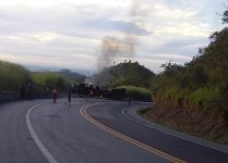 video:-carreta-carregada-com-etanol-tomba,-pega-fogo-e-interdita-trecho-da-br-262,-em-luz