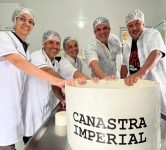 amigos-se-unem-e-produzem-queijo-de-30-kg-na-serra-da-canastra;-dinheiro-da-venda-sera-doado