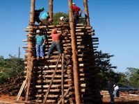 tradicao-centenaria:-moradores-da-zona-rural-de-abaete-preparam-festa-de-santo-antonio-com-fogueira-de-30-metros-de-altura