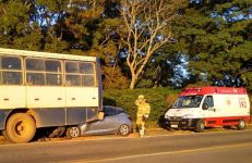 jogador-do-athletic-mg-bate-carro-em-onibus-de-trabalhadores-rurais-na-mg-453,-no-sul-de-mg