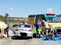 quatro-ficam-feridos-em-batida-entre-carro-e-carreta-na-br-381,-em-carmopolis-de-minas