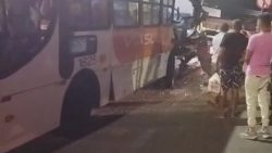 video:-onibus-coletivo-bate-em-locomotiva-e-e-arrastado-em-itauna;-tres-passageiros-se-feriram