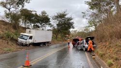 duas-pessoas-morrem-em-acidente-envolvendo-carro-e-caminhao-na-mg-164,-entre-martinho-campos-e-pompeu