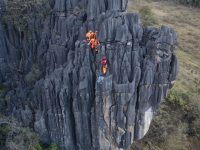 rastro-de-sao-pedro:-treinamento-de-bombeiros-gera-fotos-que-chamam-a-atencao-em-area-turistica-no-centro-oeste-de-mg