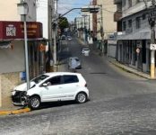 motorista-se-assusta-com-ambulancia-e-bate-carro-em-camera-do-‘olho-vivo’-em-formiga