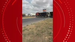 video:-com-motorista-transtornado,-carreta-fica-atravessada-na-br-354-em-mg