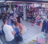 video:-quadrilha-furta-roupas-em-loja-de-oliveira,-foge-e-e-presa-na-br-381