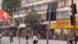 video:-ventania-faz-moradores-correrem-em-divinopolis-e-balanca-cobertura-de-posto-de-combustiveis-em-bom-despacho