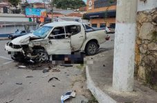 motorista-morre-ao-bater-caminhonete-em-muro-e-capotar-em-oliveira