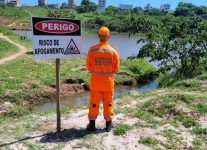 rios-e-lagoas-de-itauna-recebem-placas-para-alertar-banhistas-sobre-risco-de-afogamento