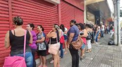 black-friday:-consumidores-de-divinopolis-enfrentam-chuva-para-aproveitar-descontos;-veja-imagens