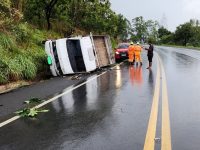 pista-molhada-faz-caminhoneiro-perder-controle-da-direcao-e-bater-veiculo-em-barranco-na-br-354