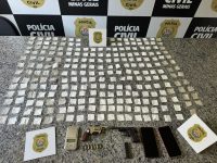 cerca-de-250-papelotes-de-cocaina-sao-apreendidos-na-casa-de-suspeito-de-duplo-homicidio-em-formiga