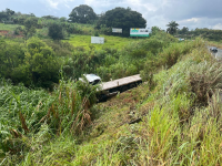 carreta-com-20-toneladas-de-cal-tomba-e-cai-em-ribanceira-de-6-metros-na-br-354,-em-formiga