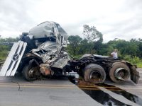 motorista-de-carreta-morre-apos-colidir-com-outra-que-aquaplanou-na-br-354,-em-formiga