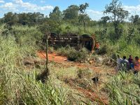 motorista-e-socorrido-apos-caminhao-tombar-na-mg-164,-em-martinho-campos