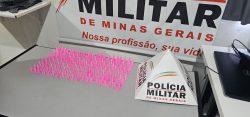 com-duas-criancas-no-carro,-casal-e-preso-transportando-200-pinos-de-cocaina-em-mg