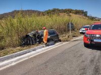 video:-batida-entre-carro-e-carreta-deixa-feridos-na-br-494;-helicoptero-auxiliou-no-socorro-das-vitimas