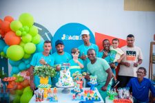 fa-de-garis,-menino-de-quatro-anos-ganha-festa-de-aniversario-tematica-e-comemora-com-trabalhadores-em-mg:-‘amei-a-minha-festa’