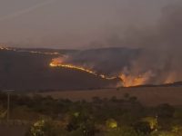 video-mostra-fogo-em-vegetacao-no-parque-nacional-da-serra-da-canastra-em-mg