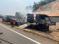 motorista-escapa-antes-de-carreta-ser-destruida-por-incendio-na-br-262,-em-nova-serrana