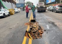 parte-do-asfalto-afunda-na-rua-rio-de-janeiro-apos-rede-de-esgoto-estourar-em-divinopolis