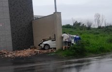 carro-da-secretaria-de-saude-de-divinopolis-atravessa-muro-apos-motorista-perder-controle-da-direcao-durante-chuva