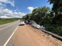 motorista-morre-apos-carreta-tombar-na-br-494,-em-itapecerica