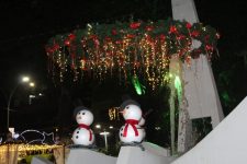 carreata-do-papai-noel,-apresentacao-de-coral-e-luzes-pela-cidade:-confira-a-programacao-do-‘natal-iluminado-2024’-em-divinopolis