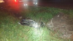 motociclista-morre-ao-bater-em-placa-de-sinalizacao-e-cair-em-vala-na-br-262,-em-nova-serrana