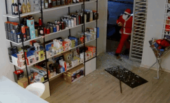 criminosos-vestidos-de-papai-noel-invadem-e-furtam-loja-de-eletronicos-em-mg;-veja-video