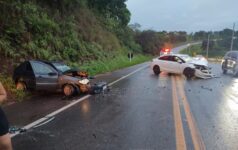 batida-frontal-entre-dois-carros-deixa-tres-pessoas-feridas-na-mg-050,-em-itauna