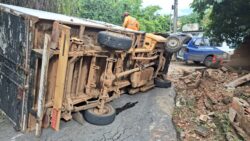 caminhao-tomba-e-motorista-morre-preso-entre-as-ferragens-em-bom-despacho