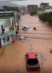 video:-temporal-arrasta-carros,-alaga-ruas-e-faz-corrego-transbordar-em-nova-serrana