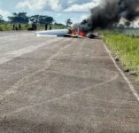 video:-aviao-de-pequeno-porte-pega-fogo-apos-pouso-forcado-em-aeroporto-no-interior-de-mg