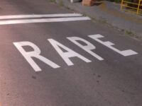 ‘rape’:-apos-erro-em-sinalizacao-de-transito-virar-piada,-empresa-ferroviaria-corrige-pintura-em-mg